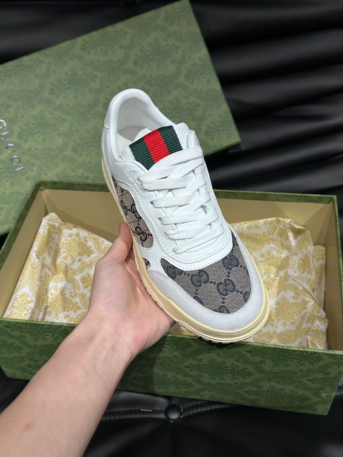 Men's shoes 💰p480 "GUCC*" Re series 👫 Couple style webbed leather sneakers, as the first sneakers created by Sabato De Sarno for Gucci, the Re-Web series reinterprets the brand's classic stripes, with bold and unique details to set off a modern silhouette design. This shoe is crafted from iconic classic GG canvas and white leather. This new sneaker is ingeniously decorated with many of the brand's classic details, and is equipped with a bright red and green webbing tongue, which will make people fall in love at first sight. Women’s size 35-39. Men’s size 38-44